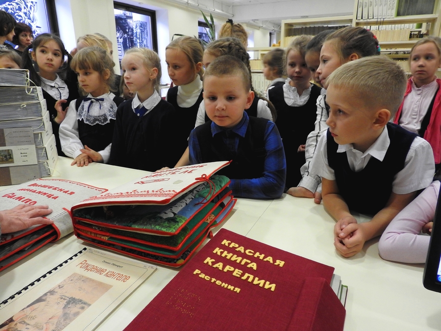 Юным читателям показали тактильные книги, представленные на кафедре читателей с ограниченными возможностями