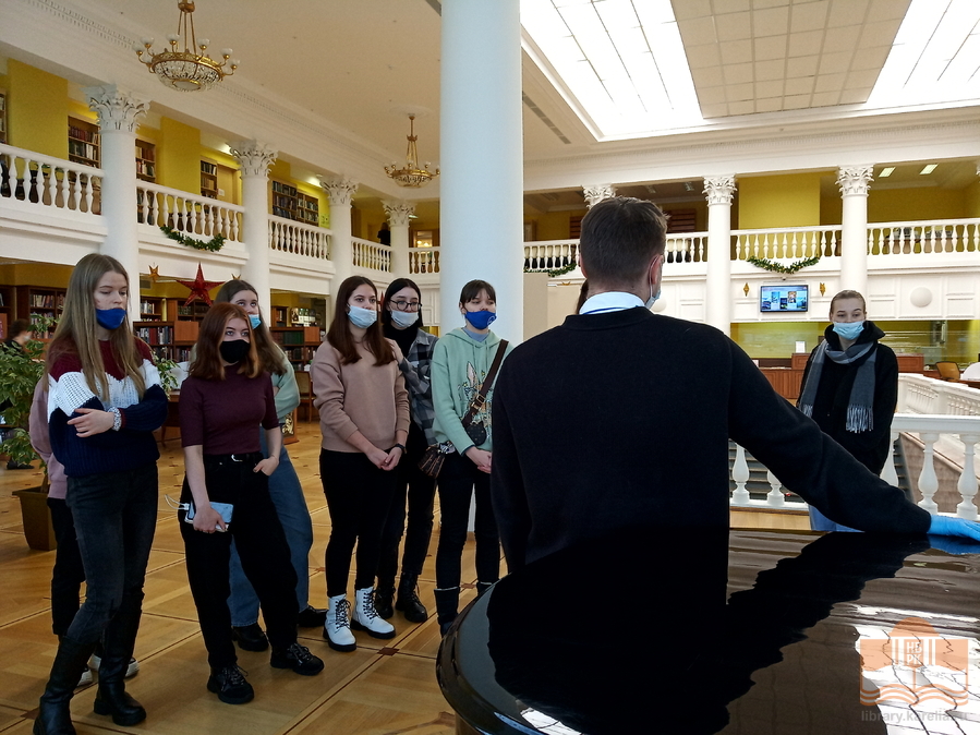 Экскурсия по Национальной библиотеке Республики Карелия для студентов Института педагогики и психологии ПетрГУ
