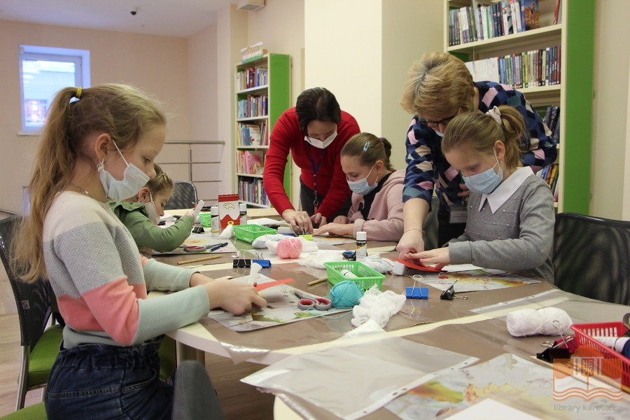 «Как рождается книга»: в Национальной библиотеке Карелии состоялось четвёртое занятие из цикла «Домашняя библиотека»