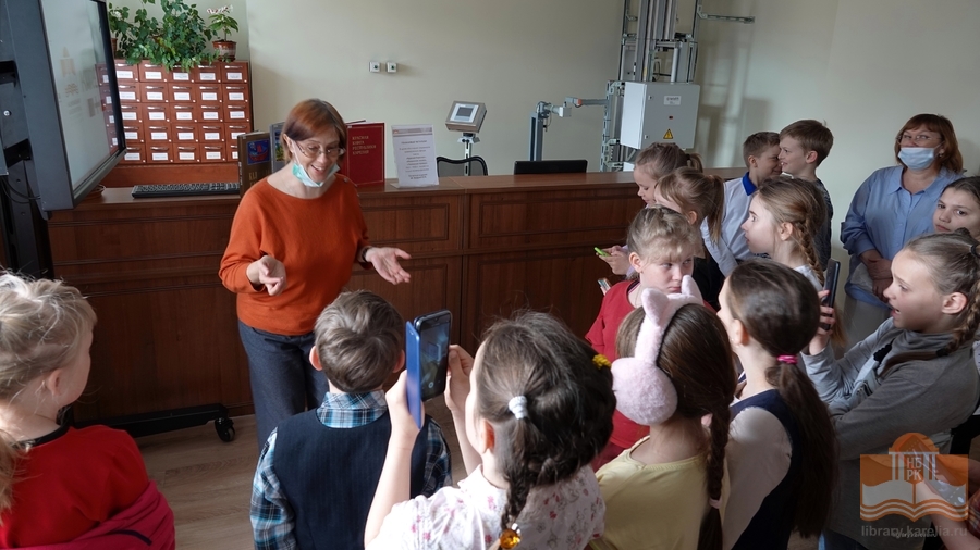 Третьеклассники Шуйской школы №1 в отделе национальной и краеведческой литературы и библиографии