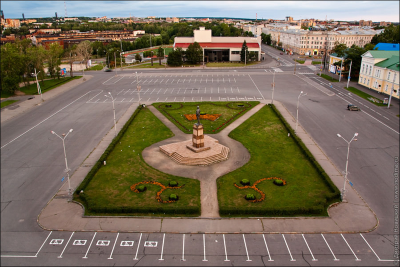 Панорамный вид площади Кирова и Национального театра