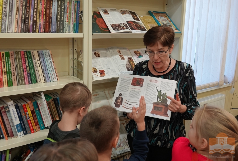 В преддверии Дня народного единства юные читатели побывали на книжной выставке «Сила России – в единстве»