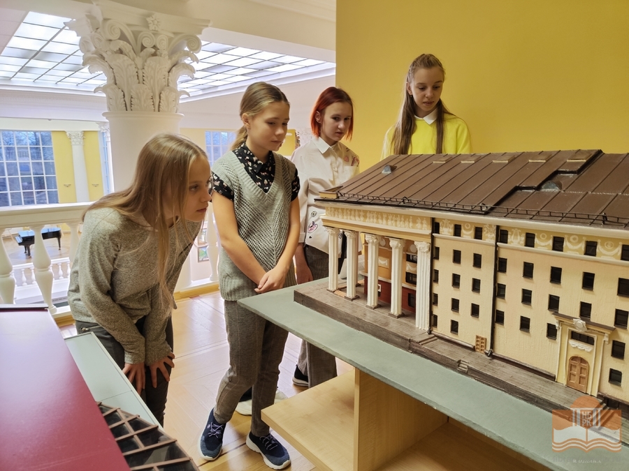 Экскурсия по Национальной библиотеке Карелии для шестиклассников петрозаводской школы №55