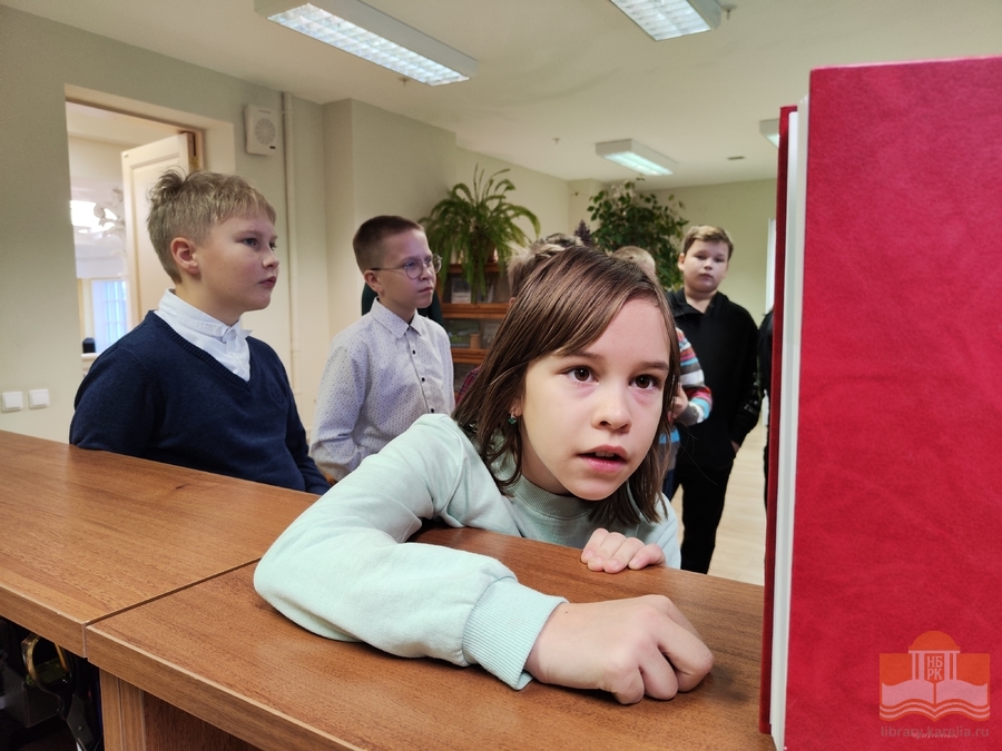 Экскурсия по Национальной библиотеке Карелии для пятиклассников ученики Чалнинской средней школы