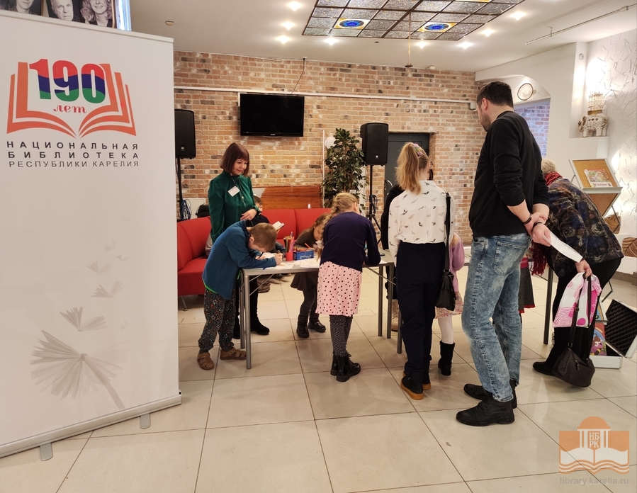 Участники литературной программы перед спектаклем «Большой мир маленькой Таффи»