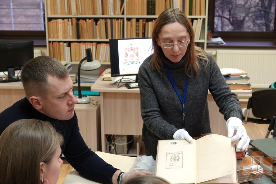 Педагоги в секторе редких книг Национальной библиотеки Карелии