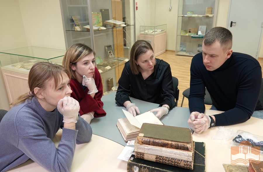 Педагоги в секторе редких книг Национальной библиотеки Карелии