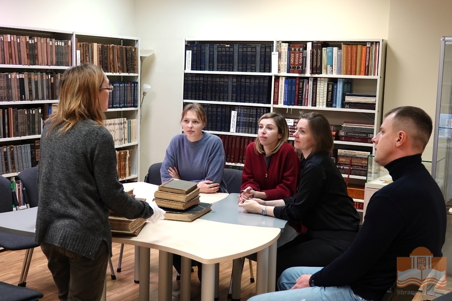 Педагоги в секторе редких книг Национальной библиотеки Карелии