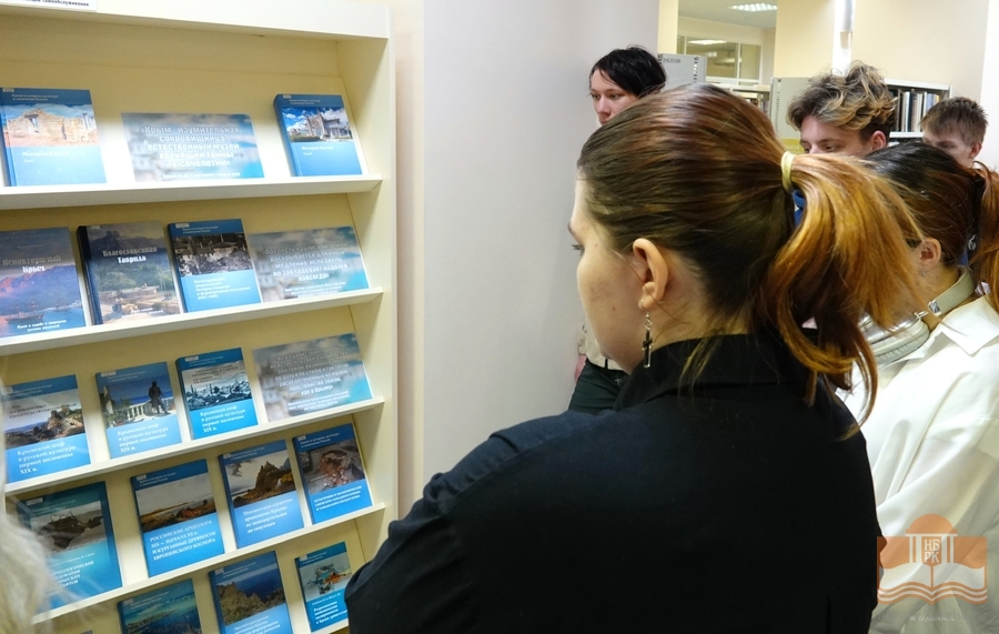 Студенты Петрозаводского архитектурно-строительного техникума в Национальной библиотеке Карелии
