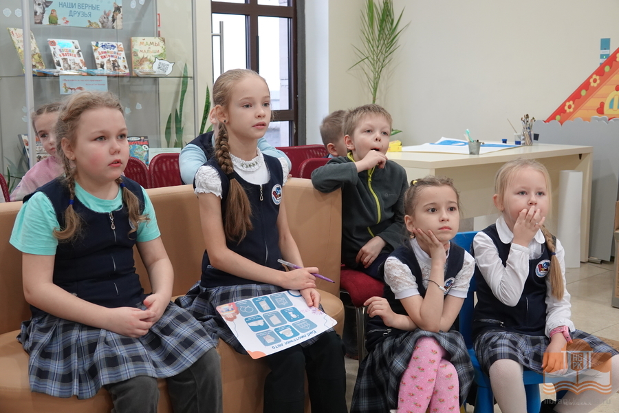 Второклассники школы №9 на экскурсии в Национальной библиотеке Карелии