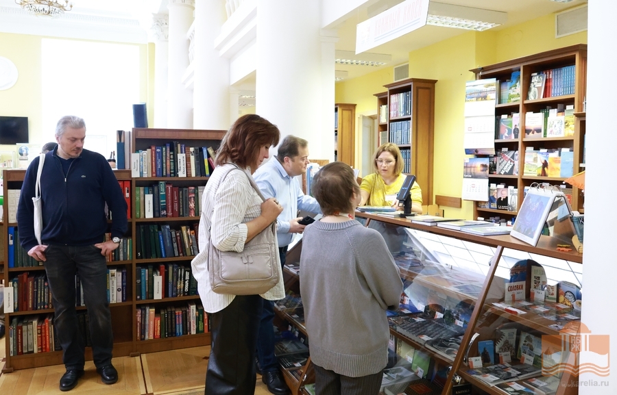 На экскурсии по Национальной библиотеке Карелии. У Книжного киоска