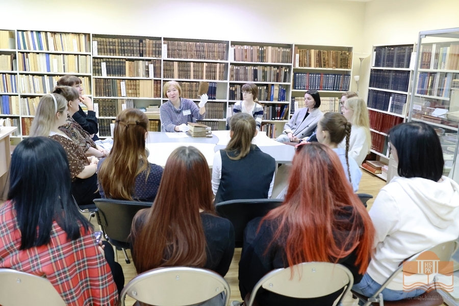 Cтуденты Института педагогики и психологии ПетрГУ в секторе редких книг и работы с книжными памятниками