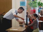 увеличить